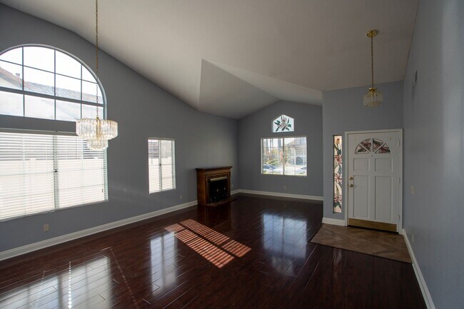 Building Photo - Welcome to this bright and spacious single...