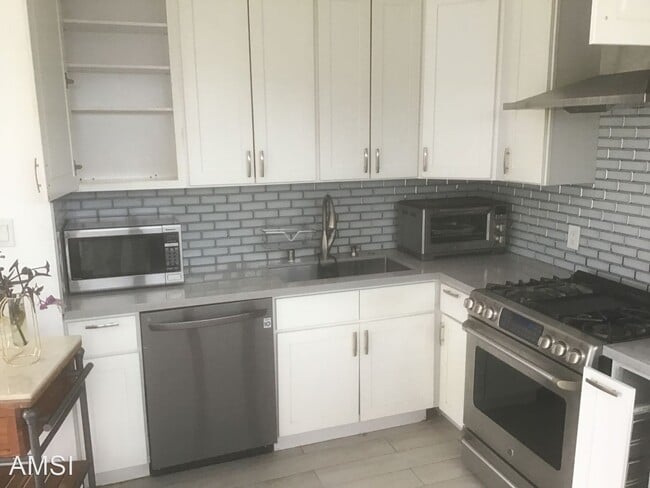 Building Photo - 3 br, 3 bath House - 2933 East Ave