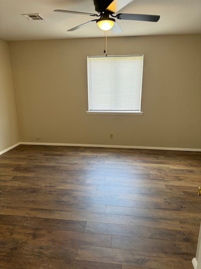 Building Photo - 719 Acorn Dr