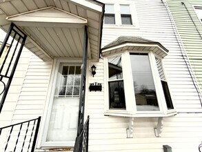 Building Photo - 14 Linden St