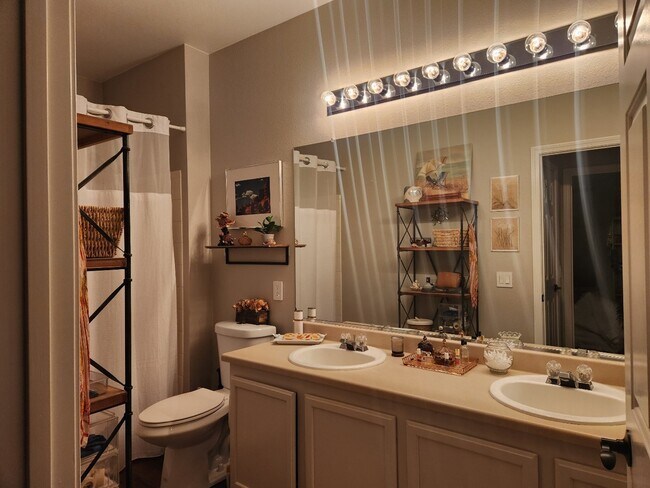 Fotografía del edificio - 18939 E Warren Cir