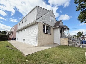 Building Photo - 15 Suburbia Dr