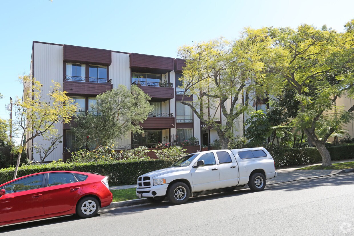 Primary Photo - Oakhurst Royal Apartments