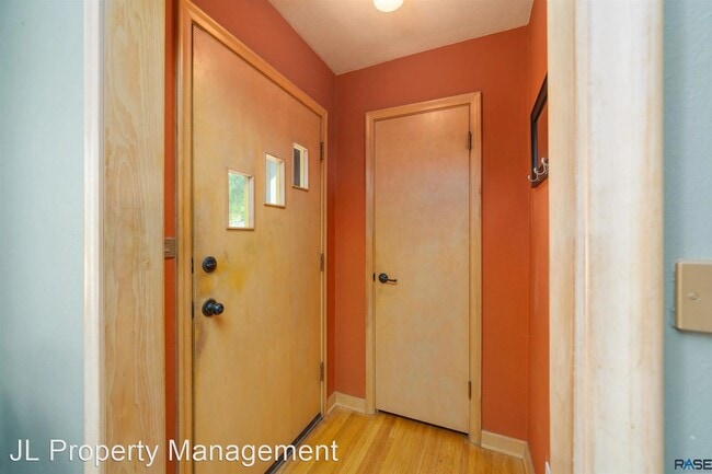 Building Photo - 3 br, 2 bath House - 1721 S Van Eps Ave