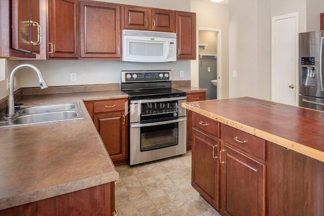 Building Photo - 4 Bedroom Millard Home!