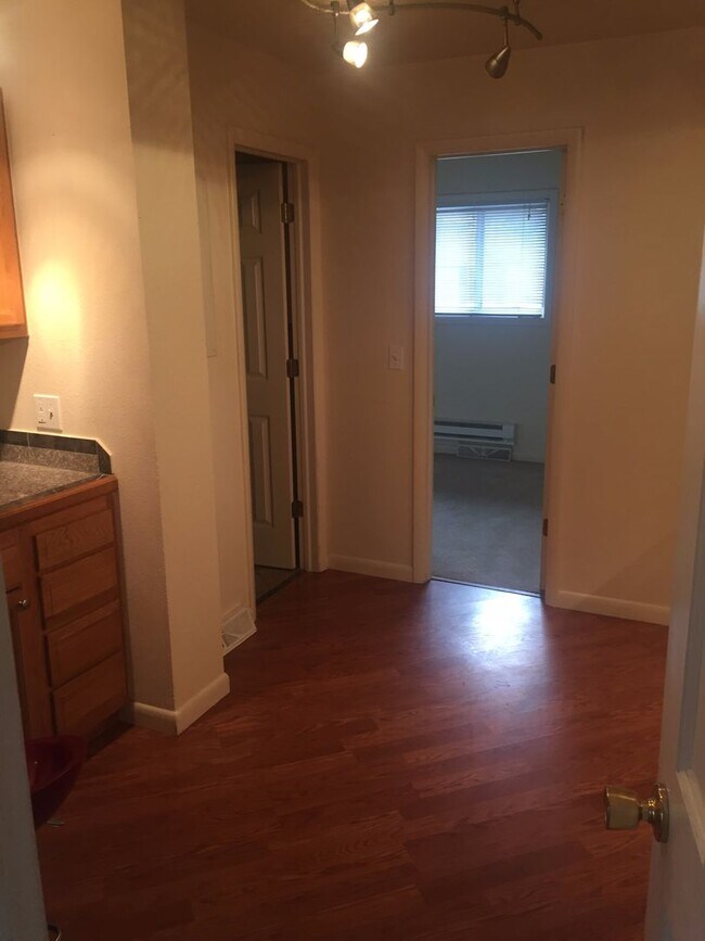 Building Photo - Rahe Rentals, LLC (760/762)