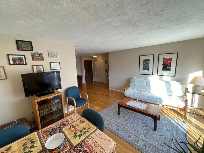 Foto del edificio - Charming 2BR Apartment in Salem