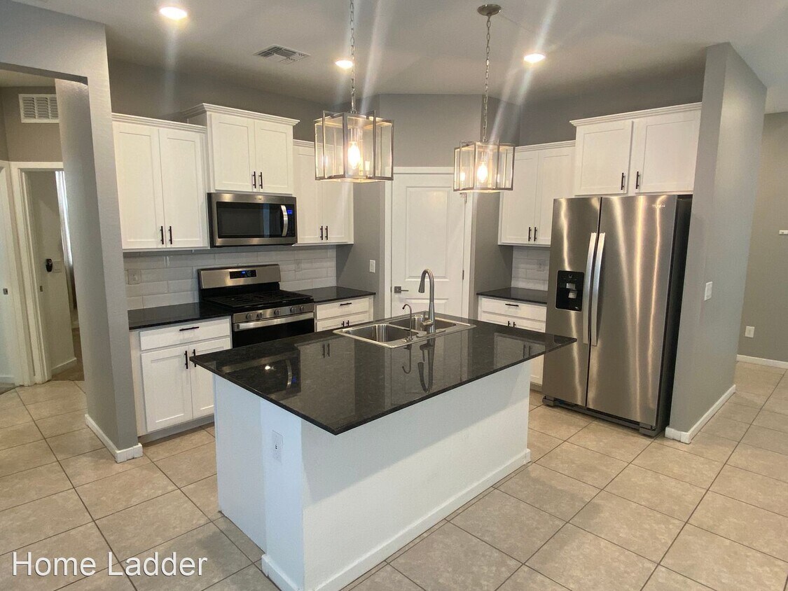 Foto principal - 3 br, 2 bath House - 13544 N 142nd Dr