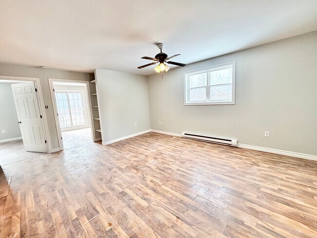 Photo du bâtiment - Spacious 2-bedroom, 1-bathroom Apartment available immediately