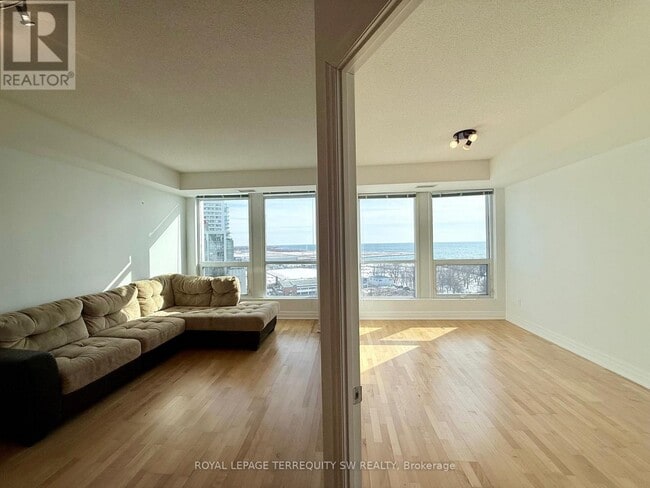 Building Photo - 628 Fleet St