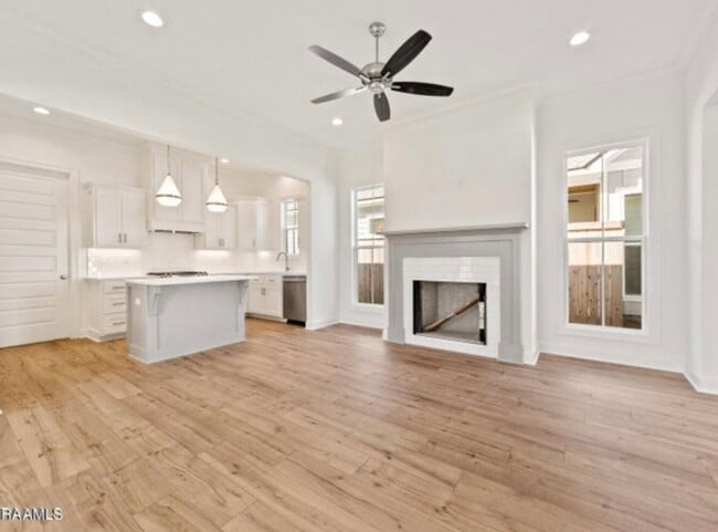 Building Photo - 128 Oak Village Dr