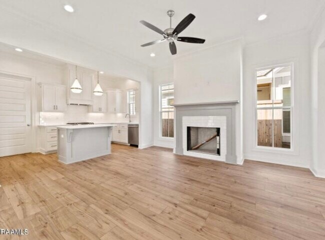Foto del edificio - 128 Oak Village Dr