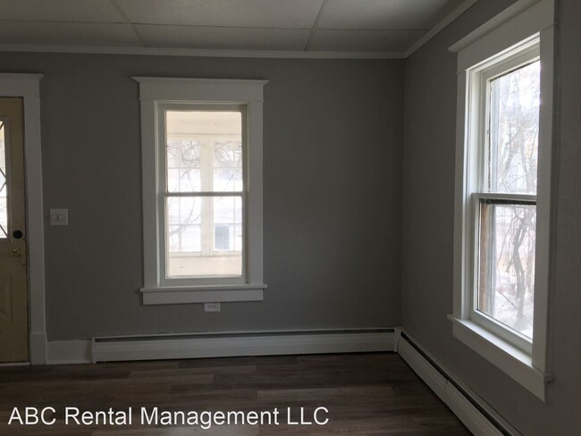 Building Photo - 3 br, 1 bath House - 920 River St