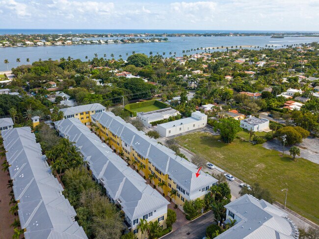 Building Photo - 351 Flamingo Dr