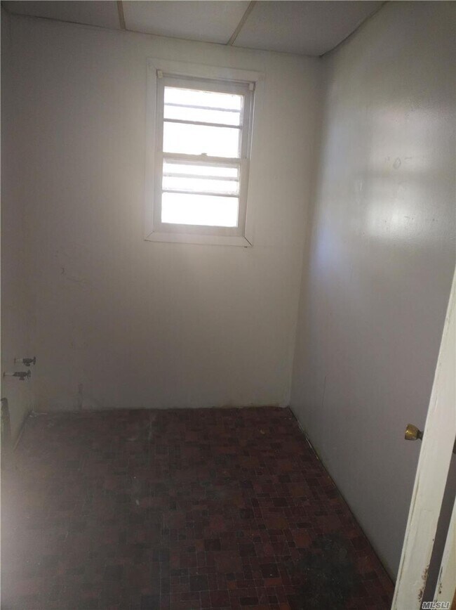 Foto del edificio - 84-57 266th St