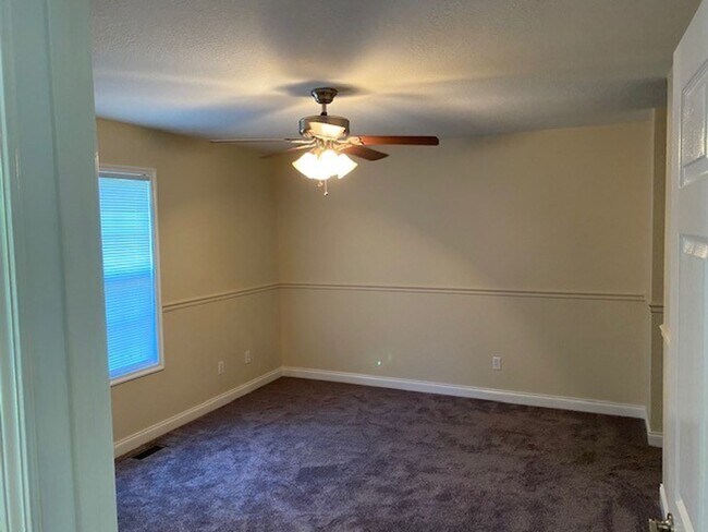 Foto del edificio - Knoxville, 3 bedroom home with fenced yard