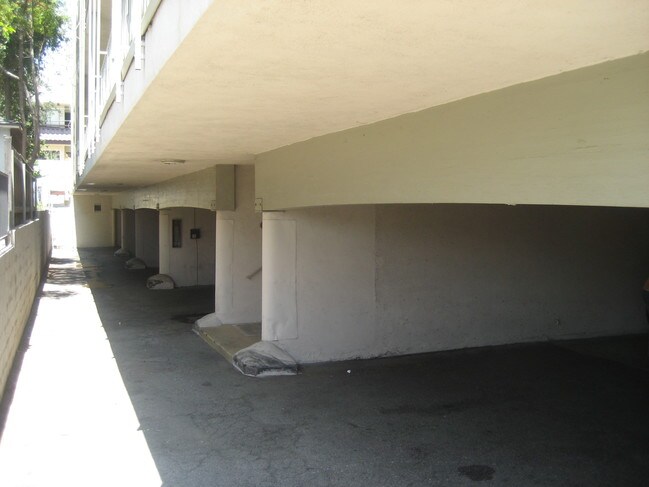 Estacionamiento - 1151 Justin Ave