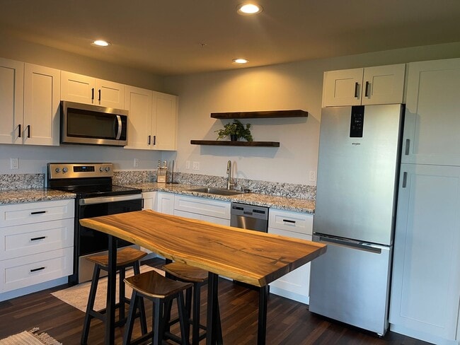 Building Photo - Pailolo Place Furnished One Bedroom