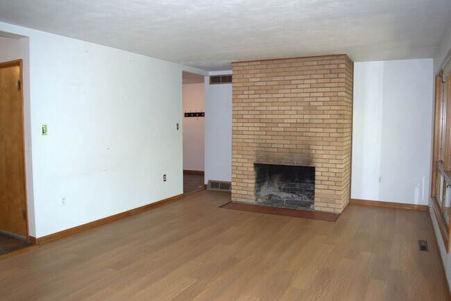 Building Photo - Marvelous 4 Bed 2.5 Bath House In Quarry H...