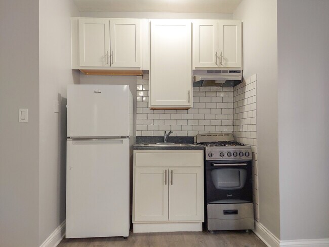 Building Photo - 4756 N Maplewood Ave