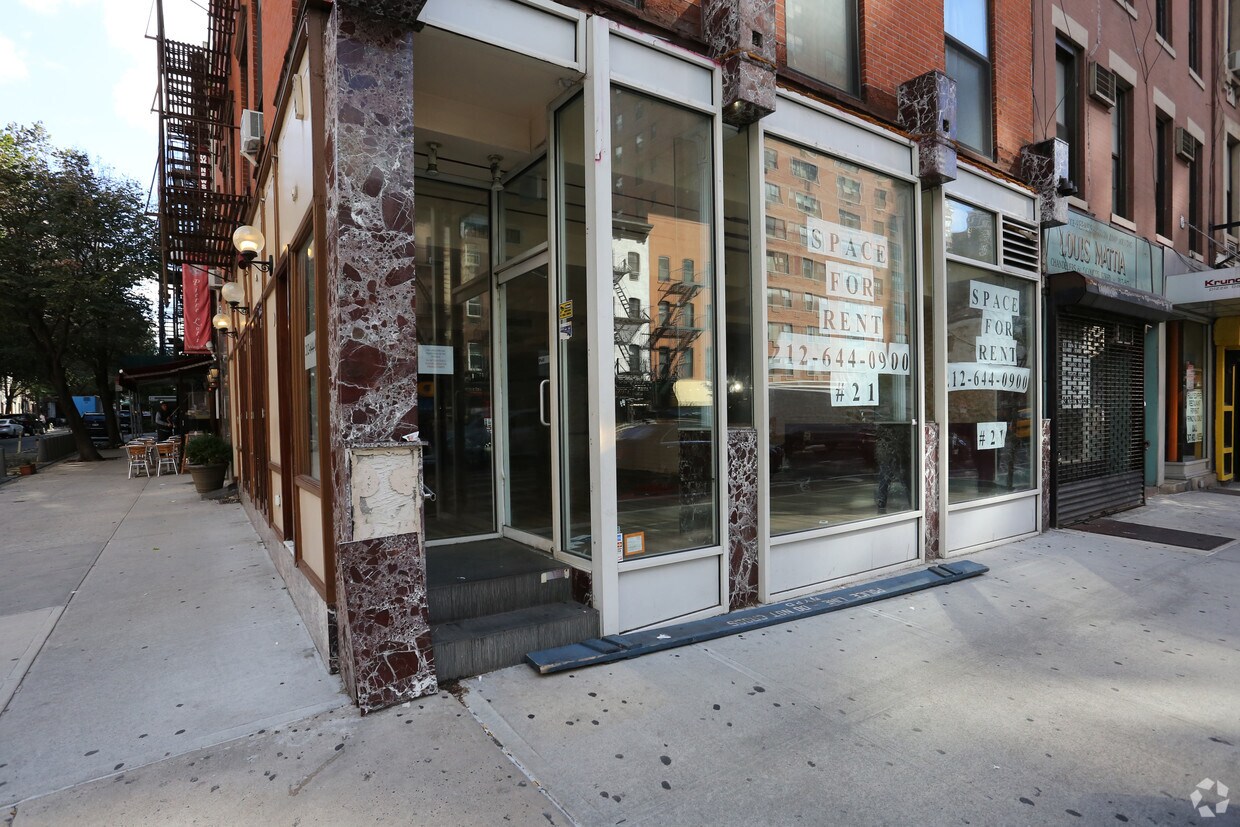 Building Photo - 300 E 52nd St