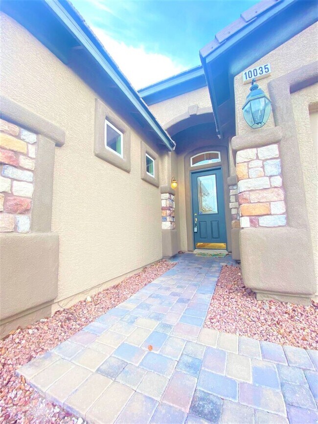 Building Photo - Vaulted Ceiling single-story home in a gat...