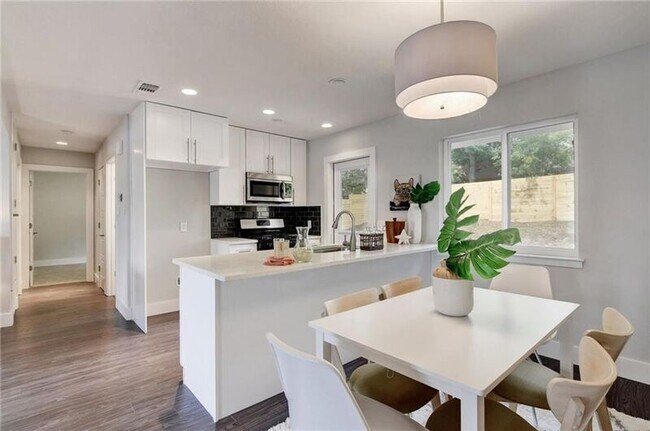 Building Photo - 6306 Vioitha Dr