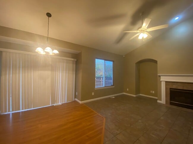 Building Photo - Spacious Federal Way home w/ 3 Car Garage