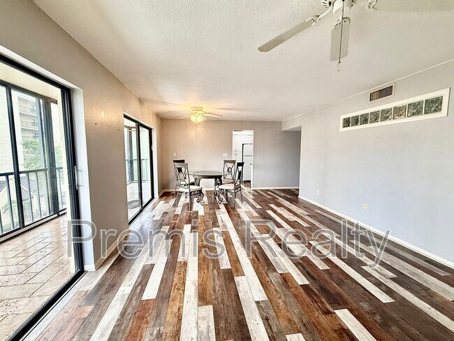 Building Photo - 2800 Cove Cay Dr