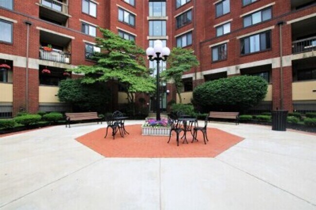 Foto del edificio - Incredible 5 Bed 2 Bath Apartment in Allst...