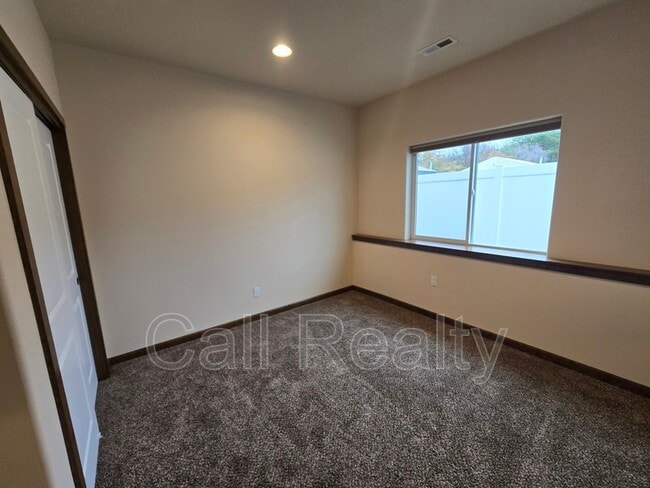 Building Photo - 4414 E Fairview Ave