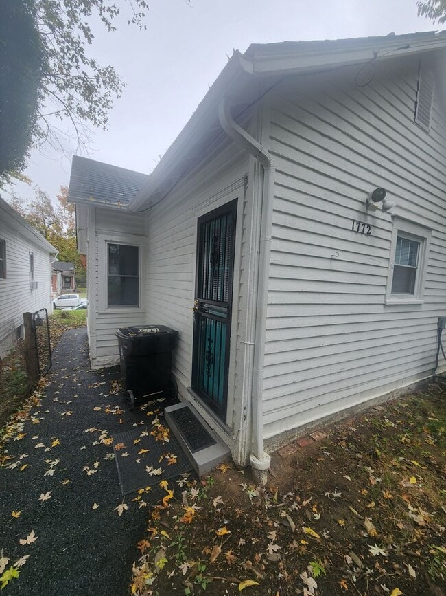 Building Photo - Beautiful 2 bedroom 1 bath renovated home with washer/dryer hookups!