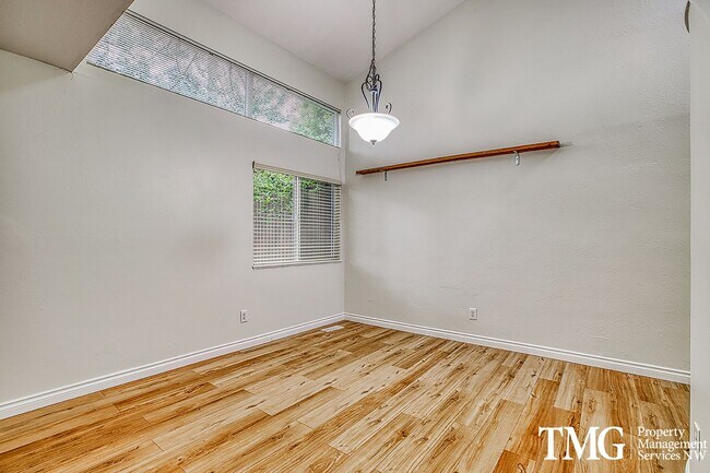 Building Photo - Wonderful 2 Bed 1.5 Bath Townhome in Seclu...