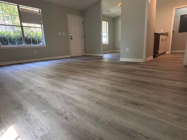 Building Photo - Newly Renovated 3 Bedroom Duplex~