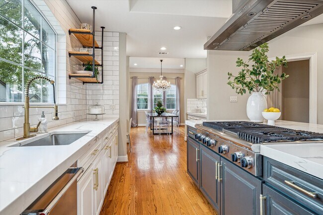 Foto del edificio - 1502 Whispering Pines Dr