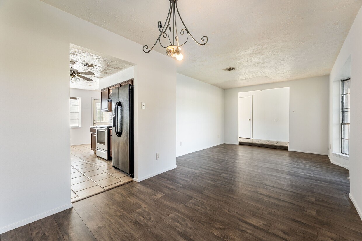Primary Photo - 15235 Heron Park Dr