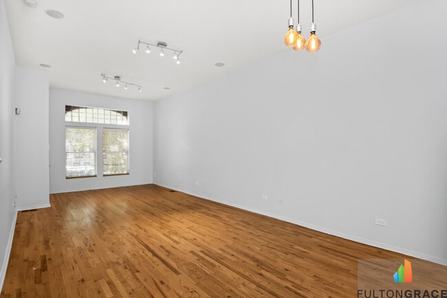 Building Photo - 2744 W Warren Blvd