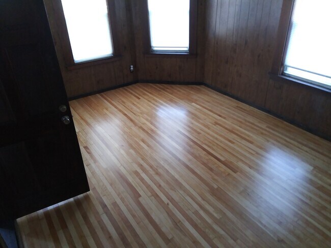Large Family Room - 2 Chelsea St