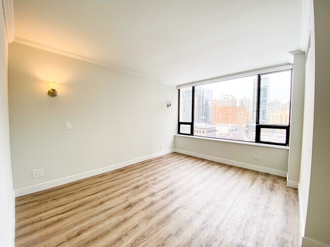 Building Photo - 2 E Oak St