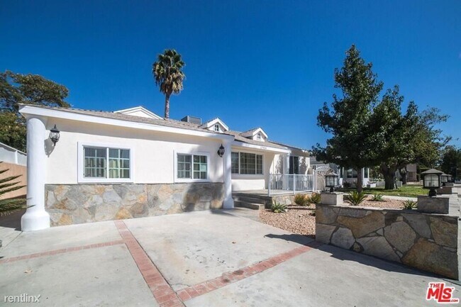 Foto del edificio - 4 br, 3 bath House - 17959 Duncan St