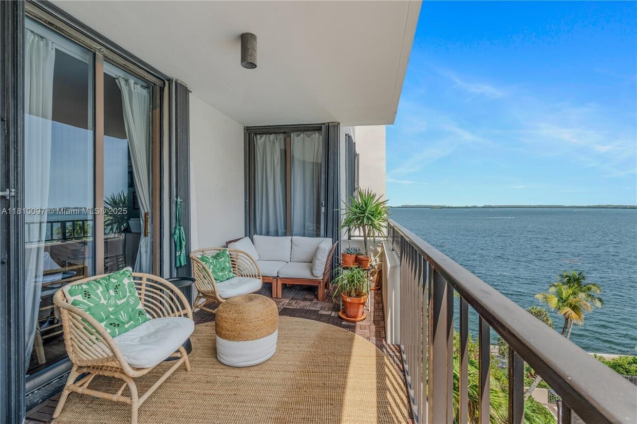 Primary Photo - 520 Brickell Key Dr