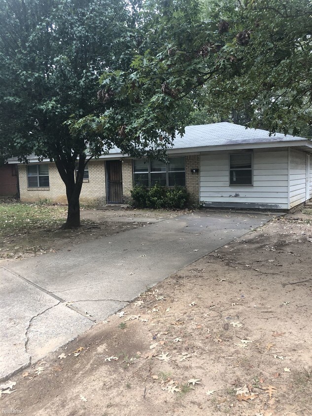 Primary Photo - 3 br, 1 bath House - 32 Southern Oaks Drive