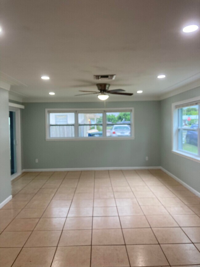 Foto del edificio - 3510 W Lake Dr