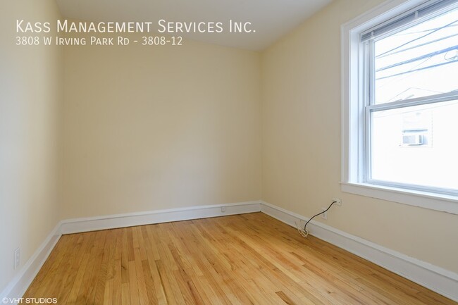 Building Photo - Irving Park 1 bedroom - Clost to Public Tr...