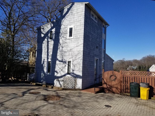 Foto del edificio - 692 N Riverside Dr