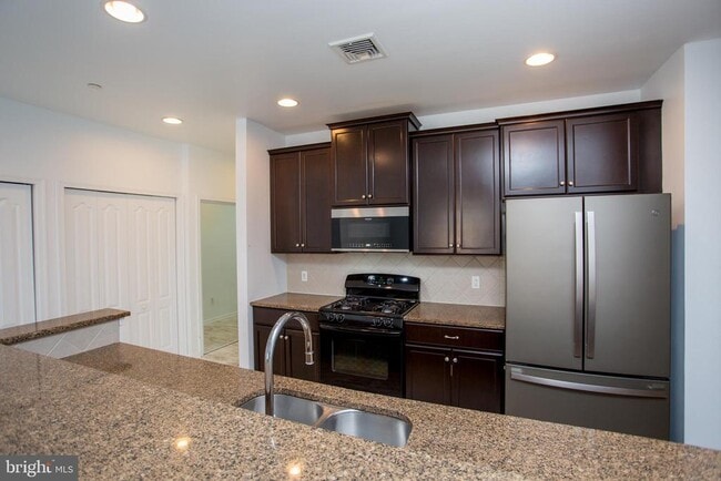 Building Photo - 523 Carson Terrace