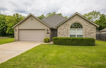 Building Photo - 1806 SW E St