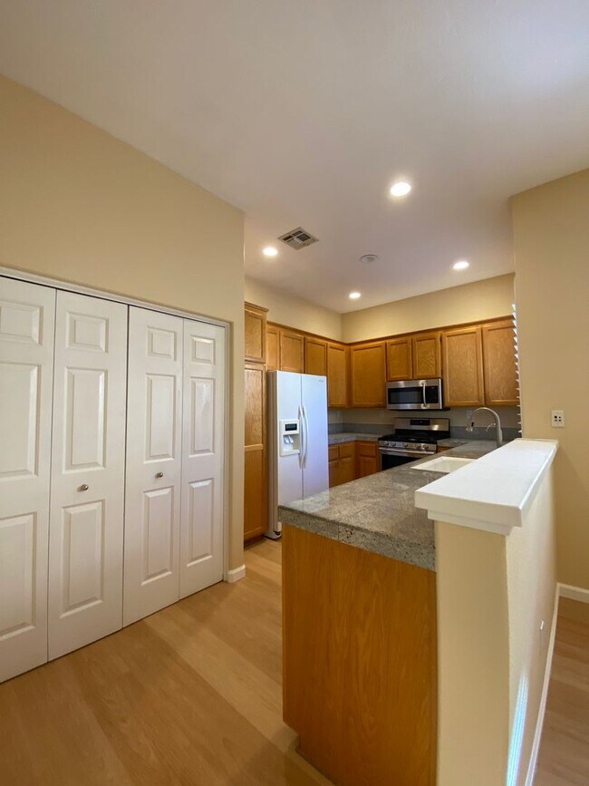 Building Photo - Pleasanton 3 Bd. plus Loft. 2.5 Ba. - near...
