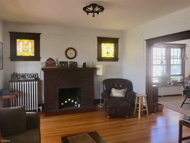 Foto del edificio - 3 br, 1 bath Duplex - 24 Pinewood Ave