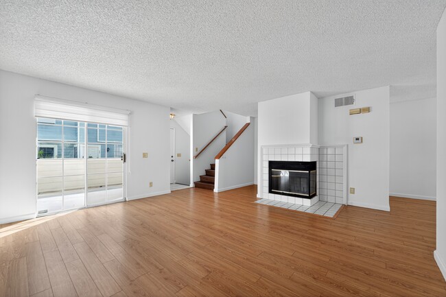 Building Photo - 2800 Plaza del Amo